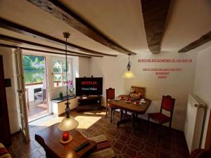 トラーベン・トラーバッハにあるOud Veerhuis anno 1633のテーブルとテレビのあるリビングルーム