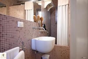 a bathroom with a white sink and a mirror at Inn Pisa Rentals 2- In The Heart of Pisa in Pisa