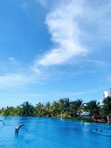 The Sea View Cam Ranh Beach Resort tesisinde veya buraya yakın yüzme havuzu