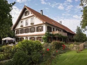 a large house with a garden in front of it at Landgoed Vier Seizoenen in Wangen im Allgäu