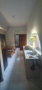 Η κουζίνα ή μικρή κουζίνα στο Tebanyoman Guesthouse