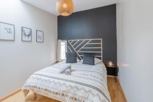 sypialnia z łóżkiem z niebieską ścianą w obiekcie Seven's House w mieście Villers-sur-Mer
