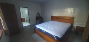 a small bedroom with a bed and a mirror at Tebanyoman Guesthouse in Dalung