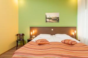 سرير أو أسرّة في غرفة في Classiky Mini Hotel