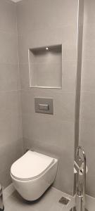 La salle de bains est pourvue de toilettes et d'un miroir. dans l'établissement The Yalı Konak Hotel İzmir, à Izmir
