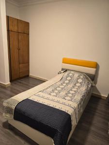 Schlafzimmer mit einem Bett und einem Holzschrank in der Unterkunft El-Shaikh Zayed, 6 october 3BHK flat- families only in Sheikh Zayed