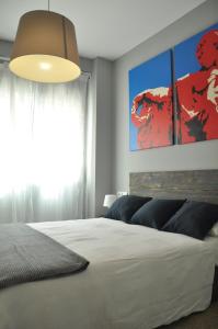 sypialnia z białym łóżkiem i dużym oknem w obiekcie La Casa Verde - Ruzafa w Walencji