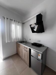 Apartments Nano في سارنده: مطبخ مع حوض و كونتر توب