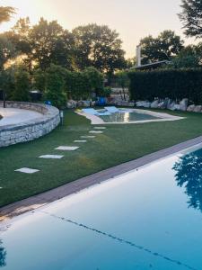 阿爾貝羅貝洛的住宿－La linea dell'orizzonte，享有庭院游泳池的顶部景色