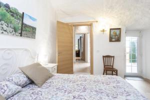 a bedroom with a bed and a desk and a chair at OkStay Las Teresitas Tenerife Casa cueva in Güimar