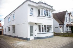 a white house with a lot of windows at Stylish Retreat in Leigh-on-Sea in Southend-on-Sea