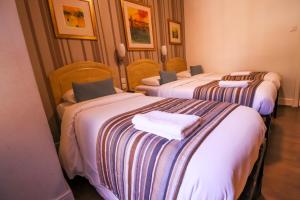 Katil atau katil-katil dalam bilik di Fairway Hotel