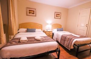 Katil atau katil-katil dalam bilik di Fairway Hotel