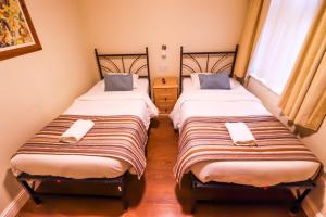 Katil atau katil-katil dalam bilik di Fairway Hotel