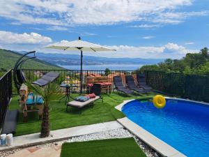 Bazén v ubytovaní Luxury Apartment Emily with Amazing Sea View alebo v jeho blízkosti