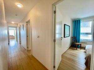 um quarto com um corredor com uma cama e uma janela em 3BR Zeedijk apartment Ocean View em Blankenberge