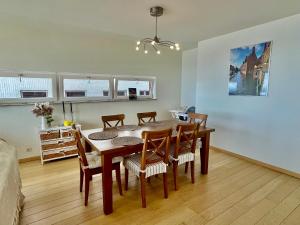 - une table à manger et des chaises dans une pièce dans l'établissement 3BR Zeedijk apartment Ocean View, à Blankenberge