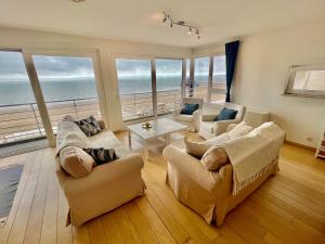 ブランケンベルヘにある3BR Zeedijk apartment Ocean Viewの海の景色を望む広いリビングルーム