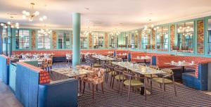 um restaurante com mesas e cadeiras num quarto em Bloomfield House Hotel, Leisure Club & Spa em Mullingar