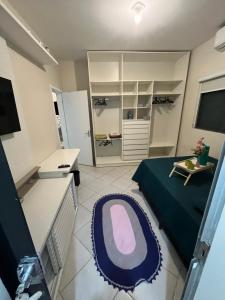 um pequeno quarto com uma cama e um tapete roxo em Apartamento completo e elegante, BEM LOCALIZADO. em Porto Velho