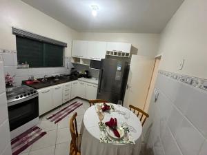 uma cozinha com uma mesa e um frigorífico preto em Apartamento completo e elegante, BEM LOCALIZADO. em Porto Velho