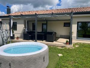 Bazén v ubytování Capo House nebo v jeho okolí