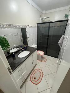 uma casa de banho com um lavatório e um chuveiro em Apartamento completo e elegante, BEM LOCALIZADO. em Porto Velho