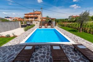 Bazén v ubytování Villa Bugenvilija with Private Pool nebo v jeho okolí