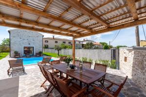 Bazén v ubytování Villa Bugenvilija with Private Pool nebo v jeho okolí
