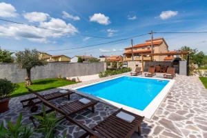 Bazén v ubytování Villa Bugenvilija with Private Pool nebo v jeho okolí