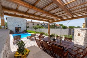 Bazén v ubytování Villa Bugenvilija with Private Pool nebo v jeho okolí