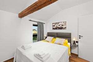 Postel nebo postele na pokoji v ubytování Villa Bugenvilija with Private Pool + 35 fotografií