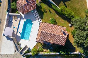 Una vista aérea de una casa con piscina. en Villa Rose near Labin - Rabac for 4 people with playground and private pool, en Kršan 8 fotos más