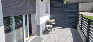 Rõdu või terrass majutusasutuses Naia Apartments