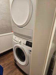 uma máquina de lavar roupa com um espelho em cima em Lilla Älvbrogården i stan em Avesta