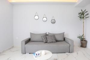 un salon avec un canapé et une table dans l'établissement Sol Apartments Corfu by Estia, à Corfou