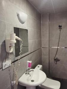 un bagno con lavandino, WC e doccia di City Park Suites City Center Corlu a Corlu