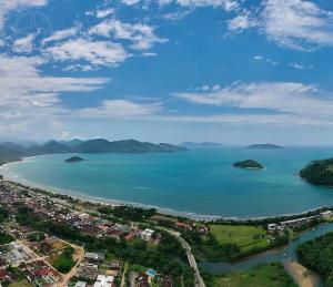 an aerial view of a large body of water at Casa Ubatubana I, em Praia do Sapê - Ar condicionado, garagem, cozinha completa e Wi-Fi in Ubatuba