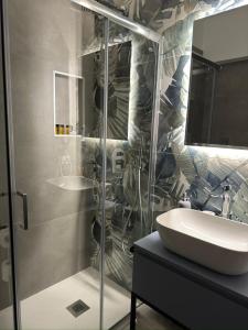 La salle de bains est pourvue d'une douche en verre et d'un lavabo. dans l'établissement Cliò guest house, à Ercolano