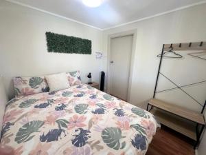 チャールズタウンにあるCharlestown Central 5 Bedrooms Front Houseのベッドルーム1室(花柄のベッドカバー付)