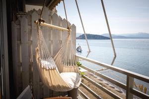 トロにあるArcadia Luxury Rooms Seaside Cuisineのボートに吊るされたハンモック