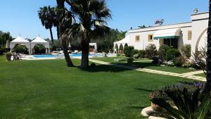 a house with a yard with a swimming pool at Villa Sogno Charme E Relax in Marinella di Selinunte