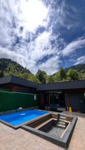 Un edificio con piscina enfrente. en 4M Ayder, en Ayder