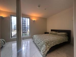 Ένα ή περισσότερα κρεβάτια σε δωμάτιο στο Melbourne city apartment with great skyline views, 1 Bed 1 Sofa-bed, 1 Bath +20 φωτογραφίες