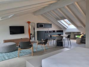 a living room with a table and chairs at Delago 1685 in Malgrate