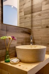 トロにあるArcadia Luxury Rooms Seaside Cuisineのバスルーム(シンク、花瓶付)