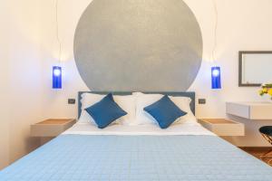 Un dormitorio con una cama con almohadas azules. en Antico Borgo 7, en Montepulciano