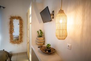 トロにあるArcadia Luxury Rooms Seaside Cuisineの鉢植えの植物と照明器具が備わる部屋 +117枚の写真