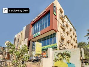 a building in the middle of a street at Super Collection O Green Tree Near Beach Road in Alipur