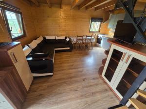 widok na salon i kuchnię w kabinie w obiekcie Słoneczne Wzgórze w Kołobrzegu